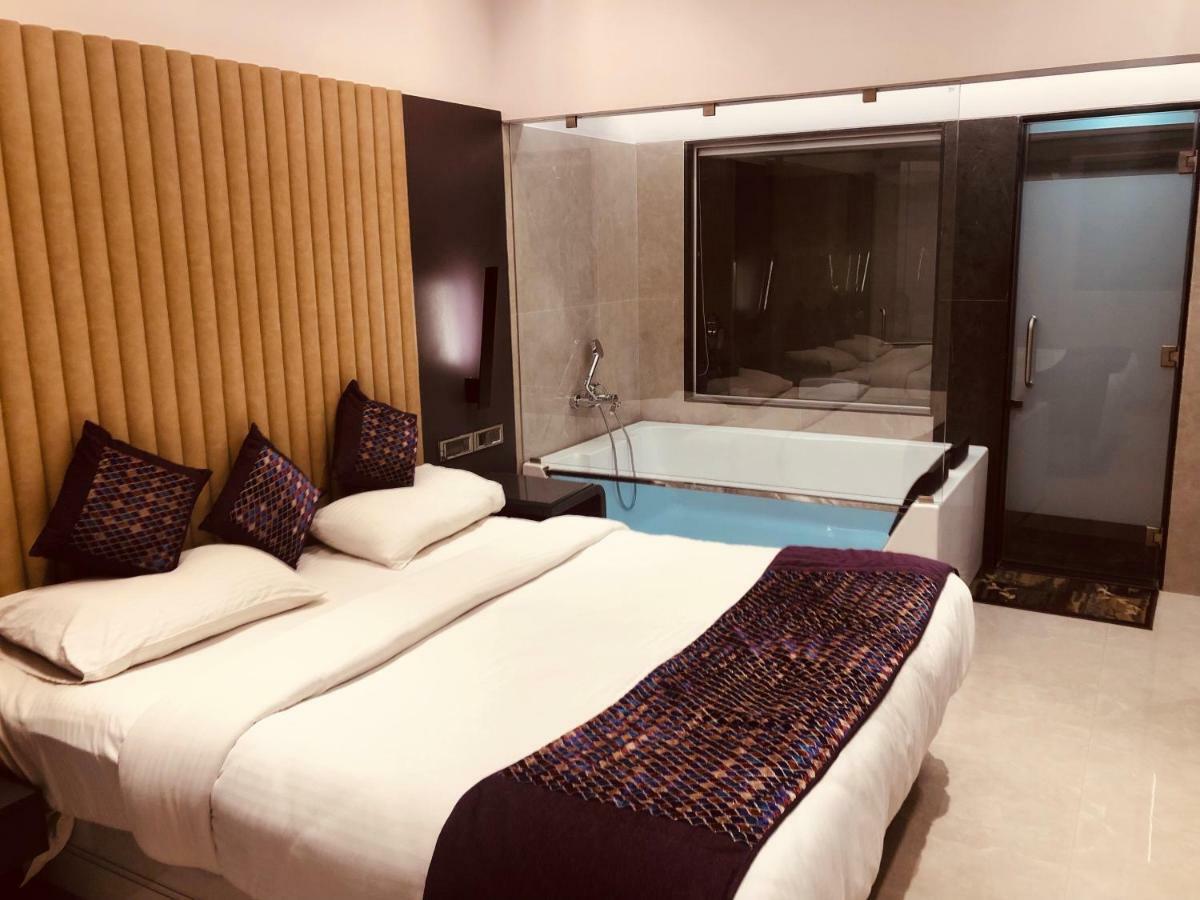 Hotel Royal Palace Jalgaon Экстерьер фото